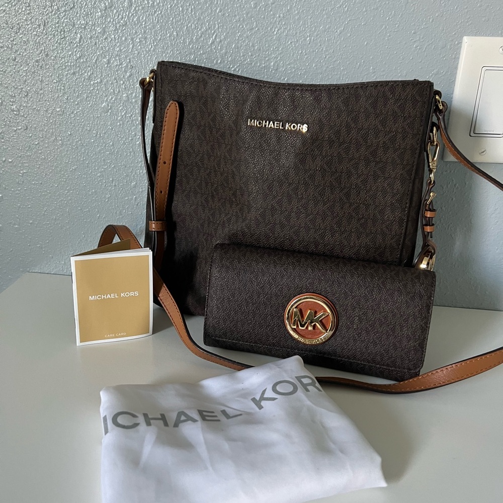 Michael kors LG messenger and wallet